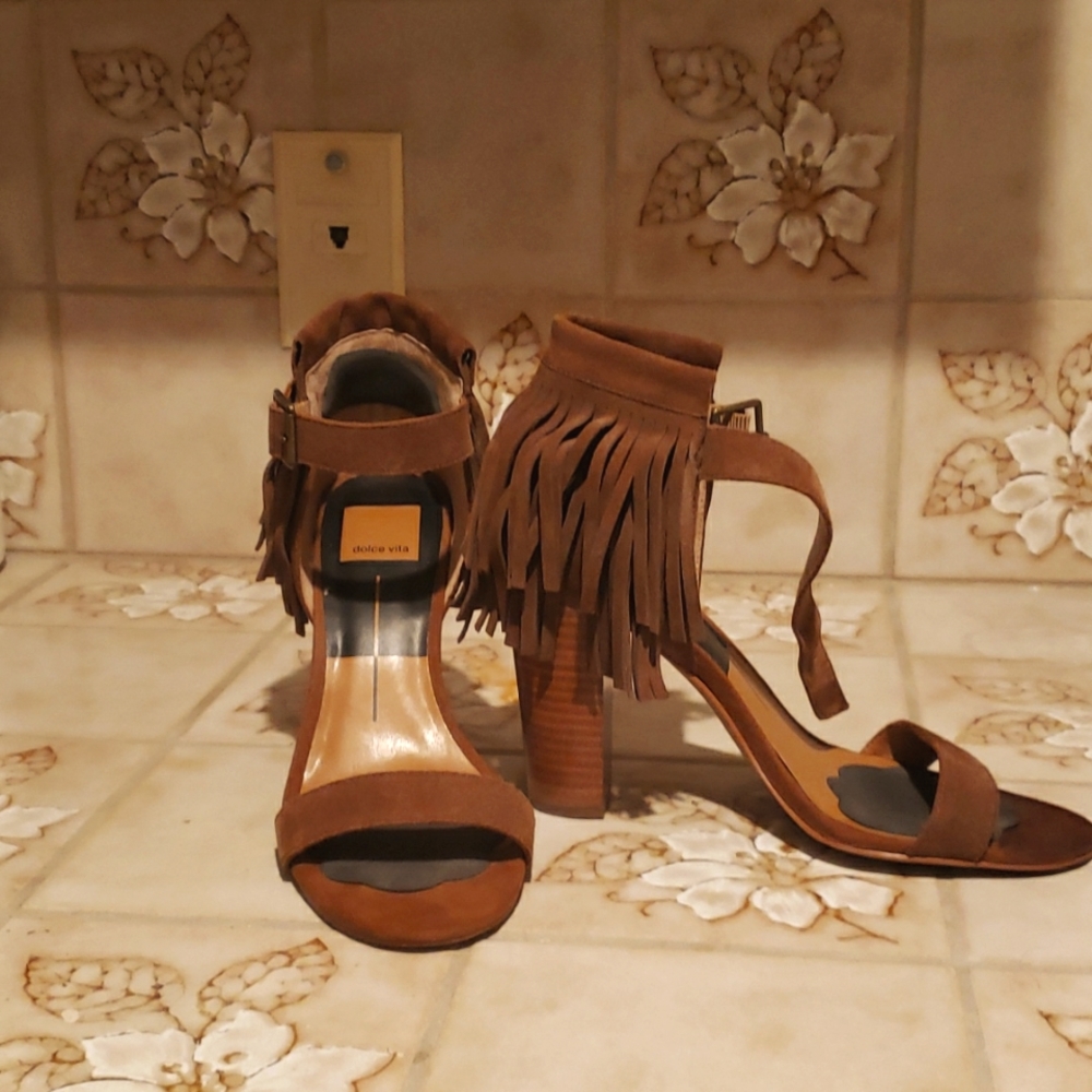 Dolce Vita suade heals size 7